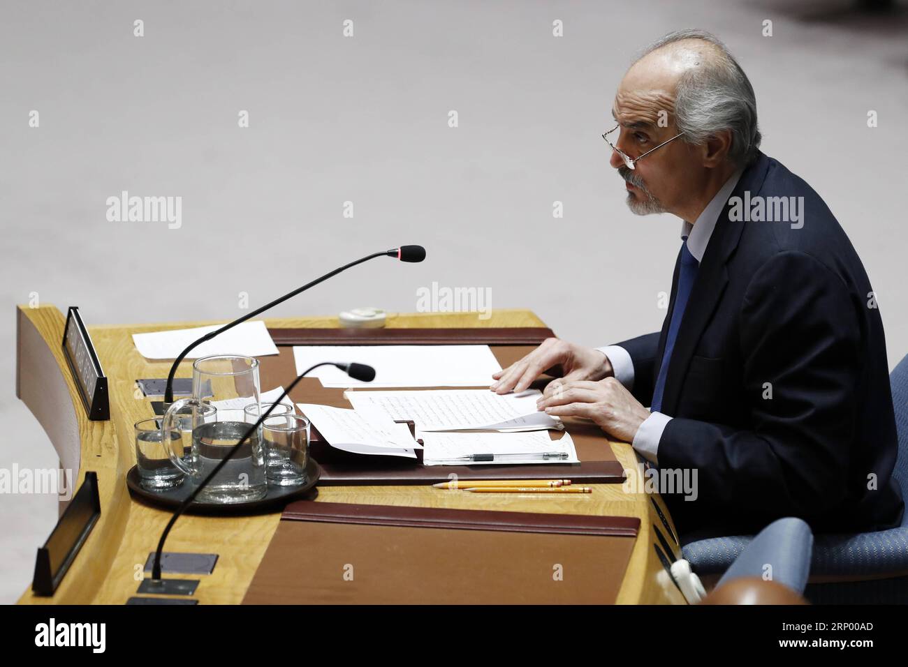 (180410) -- NATIONS NON LIÉES, 10 avril 2018 -- l’ambassadeur syrien aux Nations Unies, Bachar Jaafari, s’adresse à une réunion du Conseil de sécurité sur une résolution rédigée par la Russie sur une enquête menée par l’Organisation pour l’interdiction des armes chimiques (OIAC) sur l’attaque chimique présumée à Douma, en Syrie, au siège de l’ONU à New York, le 10 avril 2018. Le Conseil de sécurité des Nations Unies n'a pas adopté mardi la résolution rédigée par la Russie. ) ONU-CONSEIL DE SÉCURITÉ-SYRIE-RÉSOLUTION RÉDIGÉE PAR LA RUSSIE-OIAC-ATTAQUE CHIMIQUE PRÉSUMÉE-ÉCHEC LIXMUZI PUBLICATIONXNOTXINXCHN Banque D'Images