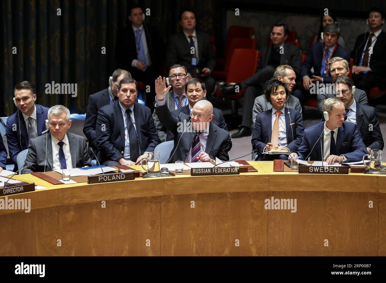 (180410) -- NATIONS NON LIÉES, 10 avril 2018 -- l’ambassadrice russe aux Nations Unies Vassily Nebenzia (C, Front) vote en faveur d’une résolution rédigée par la Russie sur une enquête menée par l’Organisation pour l’interdiction des armes chimiques (OIAC) sur l’attaque chimique présumée à Douma, en Syrie, au siège de l’ONU à New York, le 10 avril 2018. Le Conseil de sécurité des Nations Unies n'a pas adopté mardi la résolution rédigée par la Russie. ) ONU-CONSEIL DE SÉCURITÉ-SYRIE-RÉSOLUTION RÉDIGÉE PAR LA RUSSIE-OIAC-ATTAQUE CHIMIQUE PRÉSUMÉE-ÉCHEC LIXMUZI PUBLICATIONXNOTXINXCHN Banque D'Images