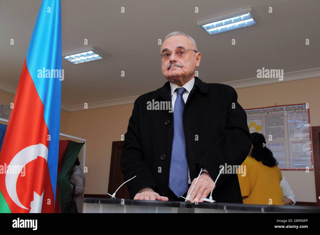 (180411) -- BAKOU, le 11 avril 2018 -- le Premier ministre azerbaïdjanais Artur Rasizade vote dans un bureau de vote à Bakou, le 11 avril 2018. L'Azerbaïdjan s'est rendu aux urnes mercredi pour élire un président pour les sept prochaines années. (Zxj) AZERBAÏDJAN-BAKOU-ÉLECTION PRÉSIDENTIELLE TofikxBabayev PUBLICATIONxNOTxINxCHN Banque D'Images