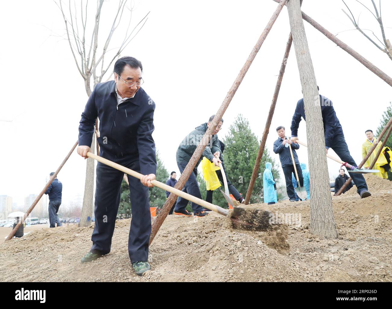 (180413) -- BEIJING, le 13 avril 2018 -- Zhang Qingli, vice-président du 13e Comité national de la Conférence consultative politique du peuple chinois (CCPPC), assiste à un événement de plantation d arbres dans le district de Chaoyang à Beijing, capitale de la Chine, le 13 avril 2018. Vice-présidents du 13e Comité national de la CPPCC Zhang Qingli, Liu Qibao, lu Zhangong, Wang Zhengwei, Ma Biao, Xia Baolong, Yang Chuantang, Li Bin, Bater, Wang Yongqing, HE Wei et Gao Yunlong, avec environ 400 membres du personnel de la CPPCC, ont participé à une plantation volontaire d’arbres à Beijing vendredi. )(MCG) CHINA-BEIJING-CPPCC-TREE P Banque D'Images