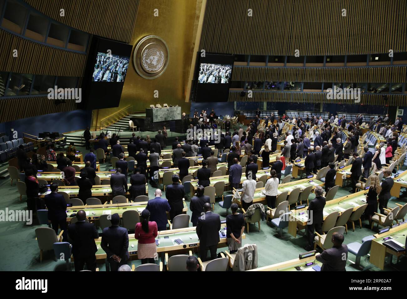 180413 -- NATIONS UNIES, le 13 avril 2018 -- les gens observent une minute de silence lors d'un événement commémorant la journée internationale de réflexion sur le génocide rwandais, au siège des Nations Unies à New York, le 13 avril 2018. Le 7 avril a été désigné par l'Assemblée générale des Nations Unies en 2003 comme la journée internationale de réflexion sur le génocide rwandais pour commémorer les atrocités commises en 1994 par les membres du gouvernement majoritaire hutu. On estime que 500 000 à 1 millions de Rwandais ont été brutalement assassinés pendant 100 jours entre avril 7 et mi-juillet, la majorité écrasante des victimes étant Tu Banque D'Images