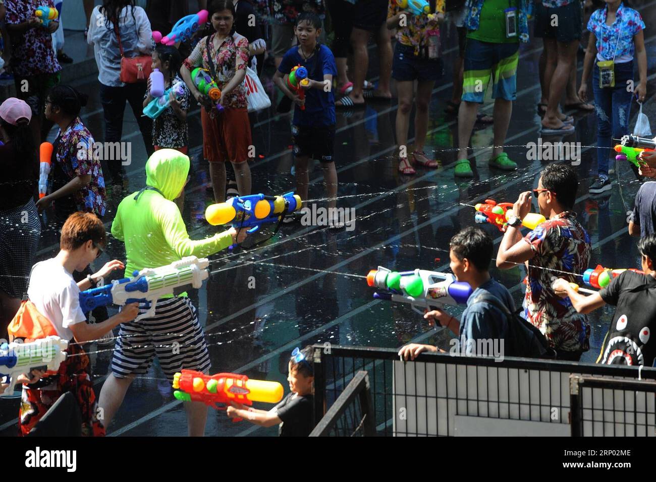 (180414) -- BANGKOK, 14 avril 2018 -- des gens prennent part à des batailles de fusils à eau lors des célébrations du Festival de Songkran, Festival traditionnel du nouvel an de Thaïlande, devant le centre commercial Central World de Bangkok, Thaïlande, 14 avril 2018.) (swt) THAÏLANDE-BANGKOK-SONGKRAN FESTIVAL RachenxSageamsak PUBLICATIONxNOTxINxCHN Banque D'Images