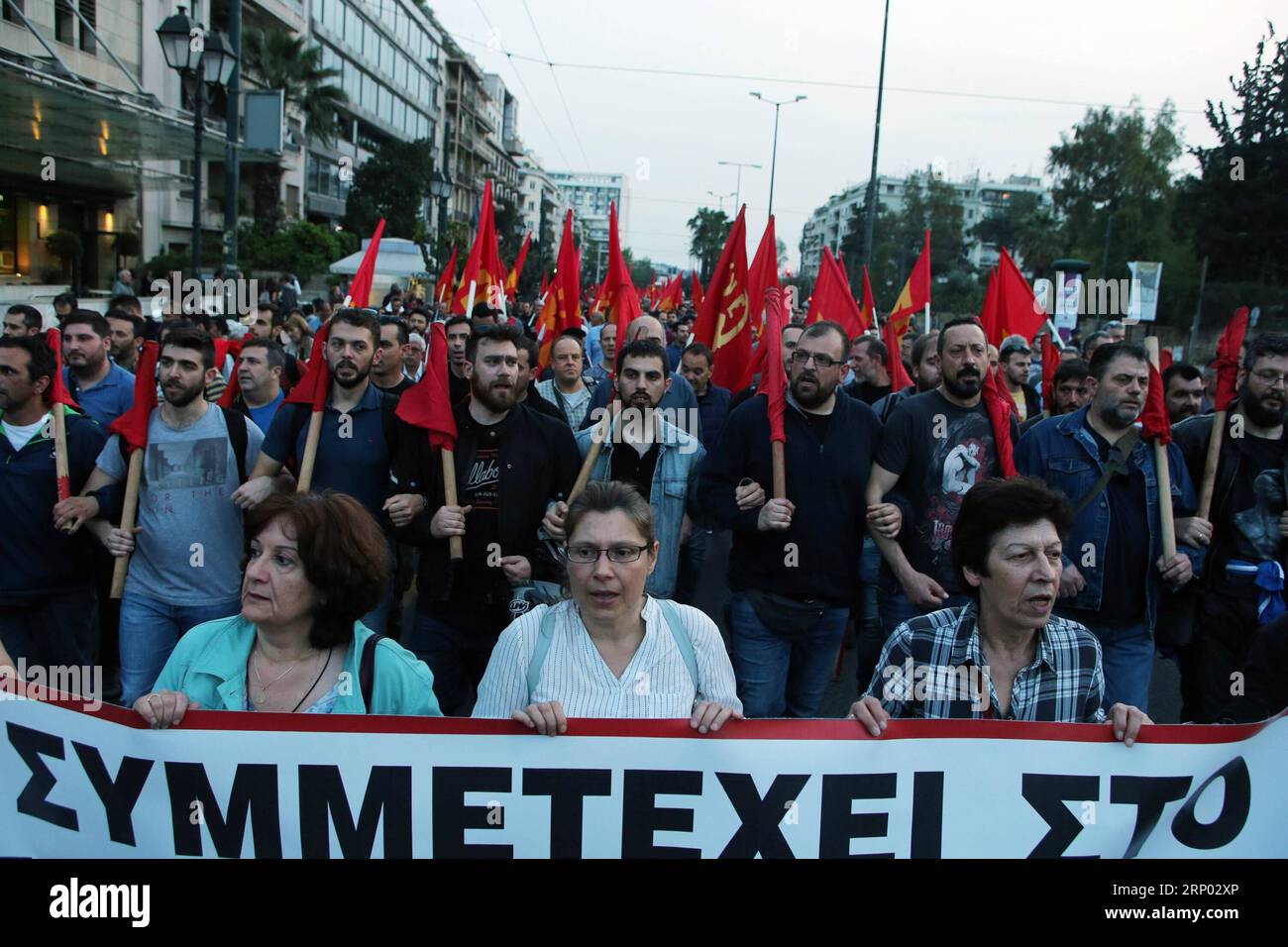 (180414) -- ATHÈNES, le 14 avril 2018 -- des membres du Parti communiste de Grèce (KKE) ont participé à une manifestation devant l'ambassade des États-Unis à Athènes, en Grèce, le 14 avril 2018. Des milliers de manifestants grecs ont défilé samedi dans le centre d'Athènes contre la frappe menée par les États-Unis contre la Syrie sur l'utilisation présumée d'armes chimiques. GRÈCE-ATHÈNES-PROTESTATION-ÉTATS-UNIS-GRÈVE-SYRIE MARIOSXLOLOS PUBLICATIONXNOTXINXCHN Banque D'Images