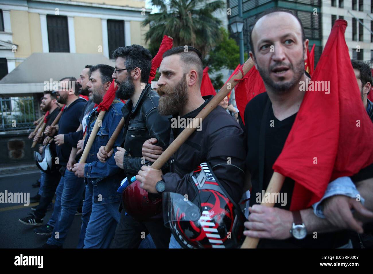 (180414) -- ATHÈNES, le 14 avril 2018 -- des membres du Parti communiste de Grèce (KKE) ont participé à une manifestation devant l'ambassade des États-Unis à Athènes, en Grèce, le 14 avril 2018. Des milliers de manifestants grecs ont défilé samedi dans le centre d'Athènes contre la frappe menée par les États-Unis contre la Syrie sur l'utilisation présumée d'armes chimiques. GRÈCE-ATHÈNES-PROTESTATION-ÉTATS-UNIS-GRÈVE-SYRIE MARIOSXLOLOS PUBLICATIONXNOTXINXCHN Banque D'Images