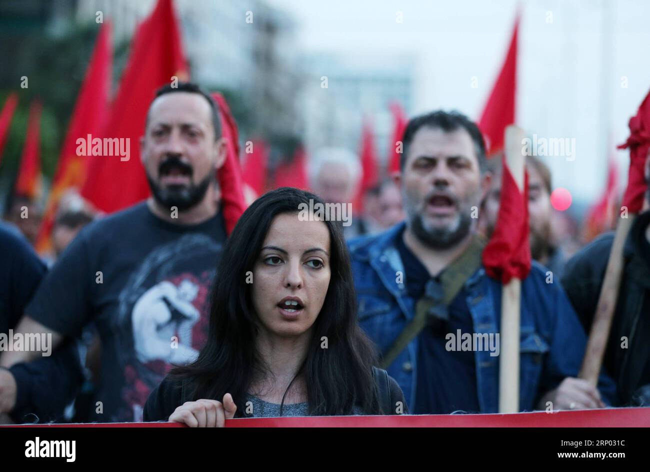 (180414) -- ATHÈNES, le 14 avril 2018 -- des membres du Parti communiste de Grèce (KKE) ont participé à une manifestation devant l'ambassade des États-Unis à Athènes, en Grèce, le 14 avril 2018. Des milliers de manifestants grecs ont défilé samedi dans le centre d'Athènes contre la frappe menée par les États-Unis contre la Syrie sur l'utilisation présumée d'armes chimiques. GRÈCE-ATHÈNES-PROTESTATION-ÉTATS-UNIS-GRÈVE-SYRIE MARIOSXLOLOS PUBLICATIONXNOTXINXCHN Banque D'Images