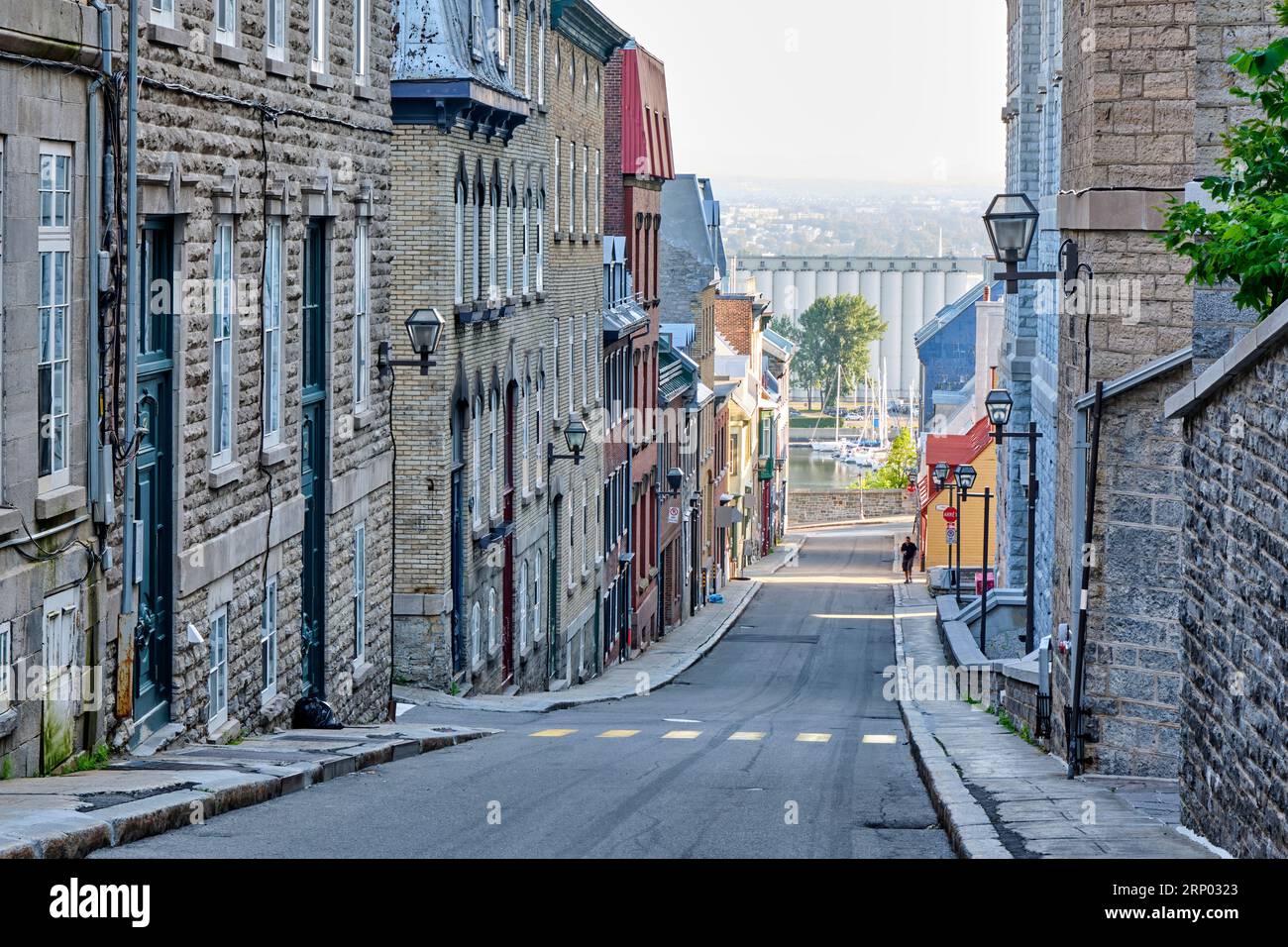 Photographie prise tôt le matin d'une rue tranquille du Vieux-Québec. Banque D'Images