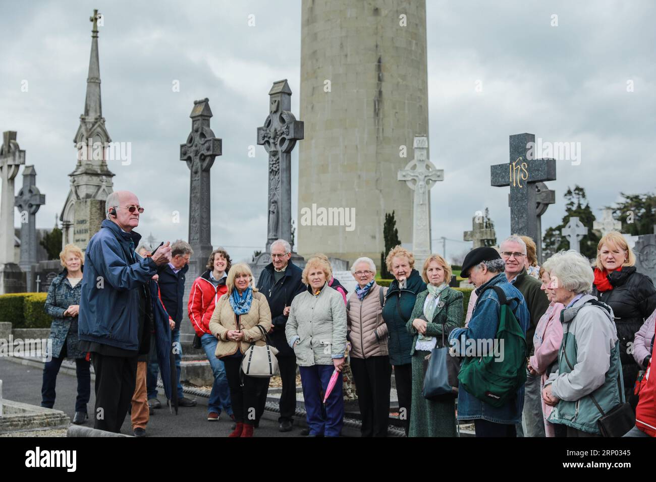 (180415) -- DUBLIN, 15 avril 2018 () -- des touristes visitent la Tour O Connell dans le cimetière Glasnevin à Dublin, Irlande, le 14 avril 2018. La tour la plus haute d'Irlande, O Connell Tower, a été rouverte au public samedi après 47 ans de fermeture après un attentat à la bombe dont l'auteur n'a pas été officiellement identifié jusqu'à présent. () (zxj) IRLANDE-DUBLIN-LA PLUS HAUTE TOUR-RÉOUVERTURE Xinhua PUBLICATIONxNOTxINxCHN Banque D'Images