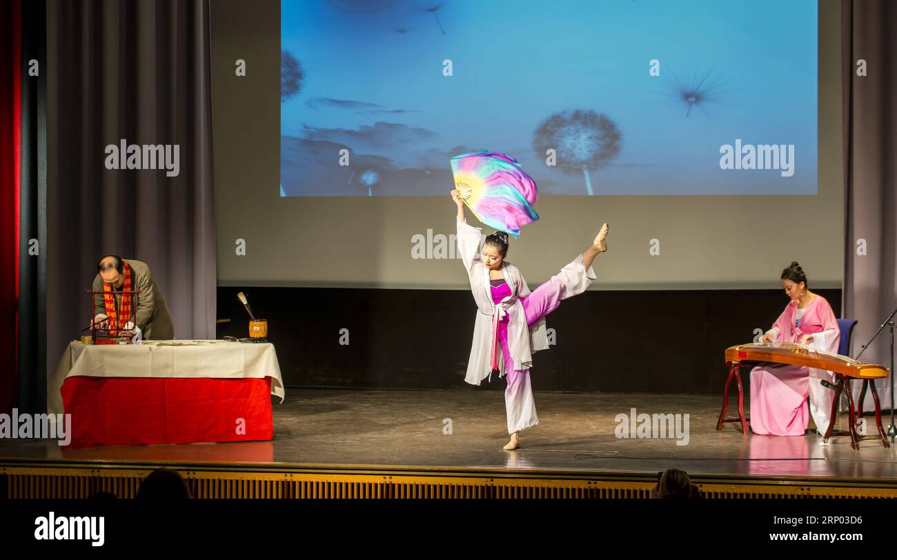 (180415) -- STOCKHOLM, le 15 avril 2018 -- les élèves se produisent lors du concours de compétence chinoise Chinese Bridge 2018 pour les élèves du secondaire suédois et les étudiants des collèges à Stockholm, en Suède, le 15 avril 2018. Le concours de maîtrise du chinois Chinese Bridge 2018 pour les élèves des écoles secondaires suédoises et des collèges a eu lieu ici dimanche. ) SUÈDE-STOCKHOLM- CHINESE BRIDGE -CHINESE COMPETITION SHIXTIANSHENG PUBLICATIONXNOTXINXCHN Banque D'Images