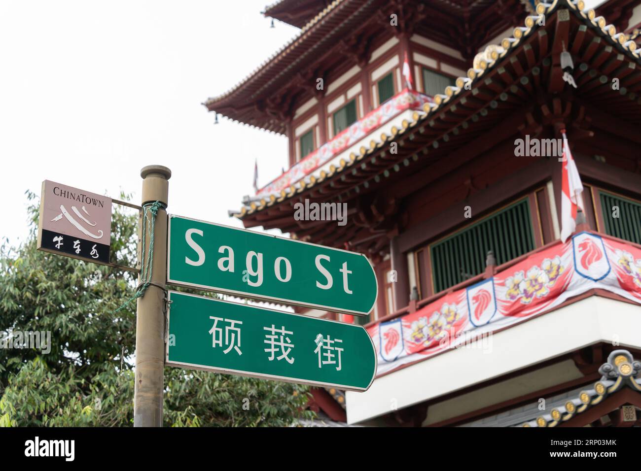 Singapour - août 28,2023 : panneau de rue de Sago St avec Bouddha Tooth Relic Temple et Musée comme arrière-plan de la ville de Singapour Banque D'Images
