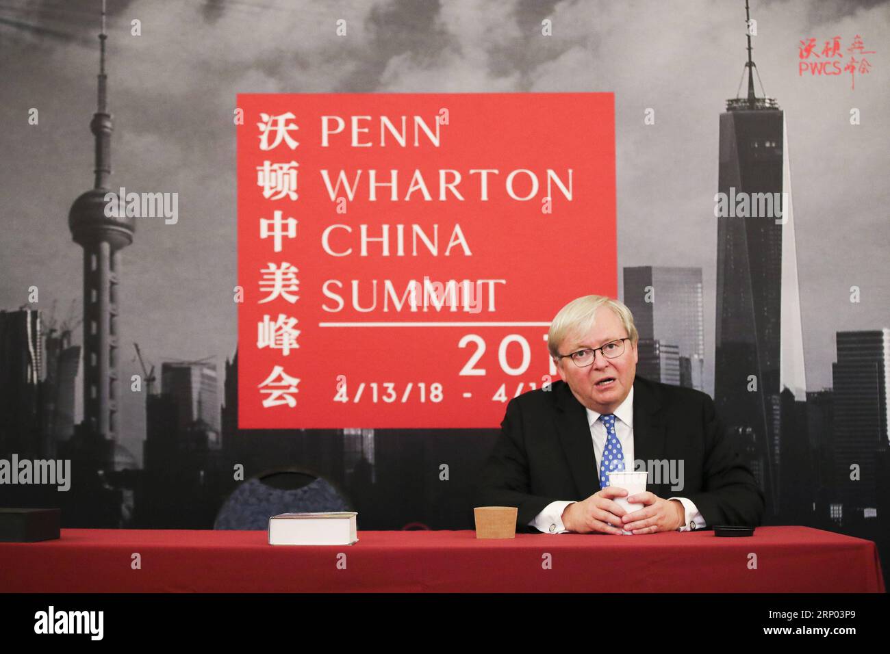 (180416) -- PHILADELPHIE, le 16 avril 2018 -- l'ancien premier ministre australien Kevin Michael Rudd répond aux questions des médias lors d'un événement de promotion du livre lors du sommet Penn Wharton China à l'Université de Pennsylvanie à Philadelphie, Pennsylvanie, États-Unis, le 14 avril 2018. Réussir à sortir des centaines de millions de personnes de la pauvreté est la réalisation la plus remarquable que la Chine ait réalisée au cours de ses 40 années de réforme et d ouverture, a déclaré l ancien Premier Ministre australien Kevin Rudd.) (srb) U.S.-PHILADELPHIA-PENN WHARTON CHINA SUMMIT-KEVIN RUDD WangxYing PUBLICATIONxNOTxINxCHN Banque D'Images