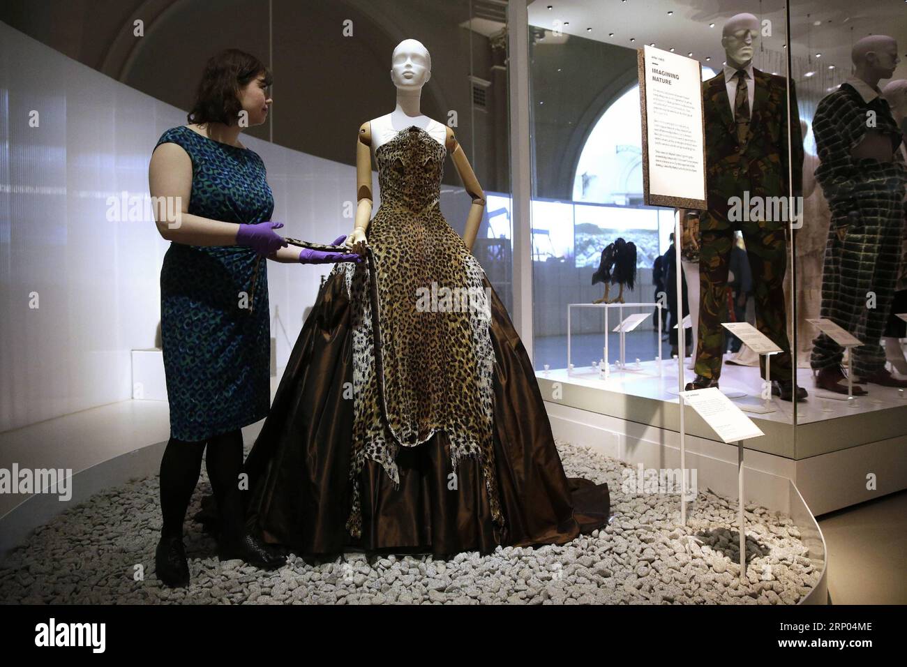 (180418) -- LONDRES, 18 avril 2018 -- Un membre du personnel se tient à côté d'une robe de soirée à l'exposition Fashioned from nature au Victoria and Albert Museum de Londres, Grande-Bretagne, le 18 avril 2018. L'exposition sera ouverte au public le 21 avril, explorant la relation entre la mode et la nature. BRETAGNE-LONDRES-EXPOSITION-MODE DE LA NATURE TIMXIRELAND PUBLICATIONXNOTXINXCHN Banque D'Images