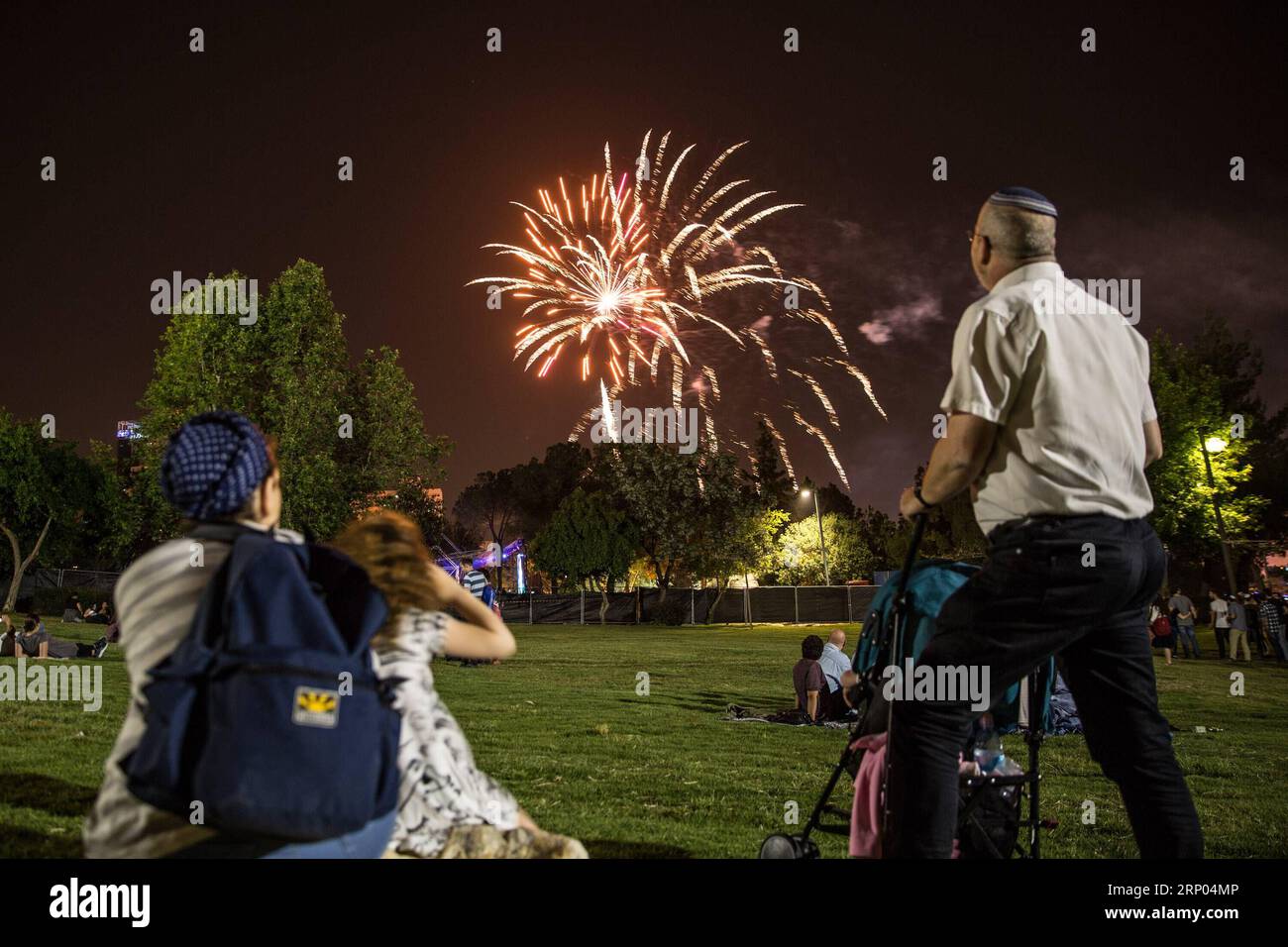 (180419) -- JÉRUSALEM, 19 avril 2018 -- des gens regardent des feux d'artifice lors d'une célébration de la fête de l'indépendance d'Israël dans le parc de l'indépendance de Jérusalem, le 19 avril 2018. )(yk) MIDEAST-JERUSALEM-ISRAEL S FÊTE DE L'INDÉPENDANCE GuoxYu PUBLICATIONxNOTxINxCHN Banque D'Images