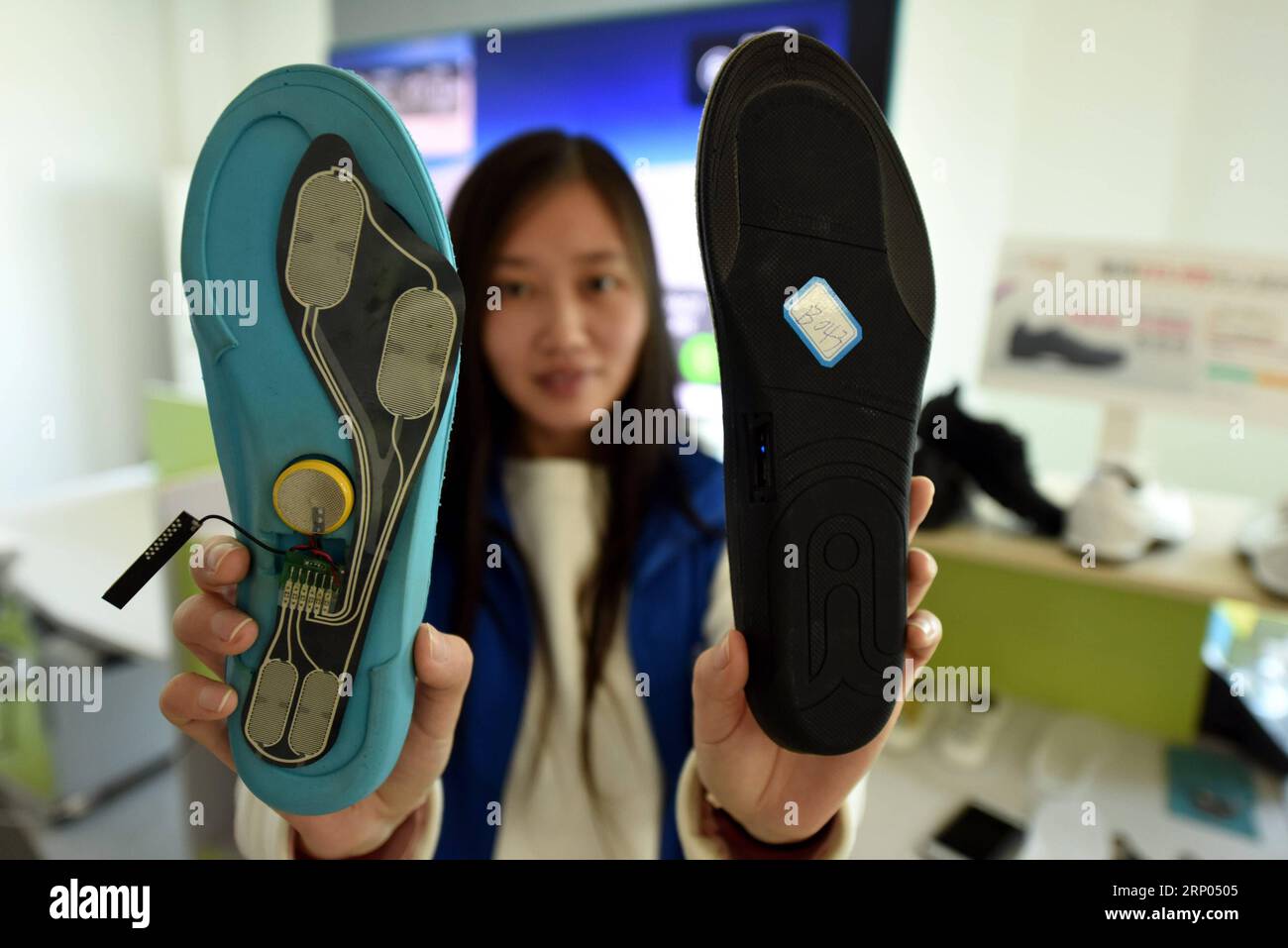 (180419) -- YUJIANG, 19 avril 2018 -- Un membre du personnel montre les patins de chaussures insérés avec des puces intelligentes qui peuvent collecter des données pour la référence du coureur dans le comté de Yujiang, province de Jiangxi dans l'est de la Chine, le 19 avril 2018. Les nouvelles technologies et industries ont rendu la vie plus intelligente dans le comté de Yujiang. ) (Zwx) CHINA-JIANGXI-INTELLIGENT LIFE (CN) SongxZhenping PUBLICATIONxNOTxINxCHN Banque D'Images