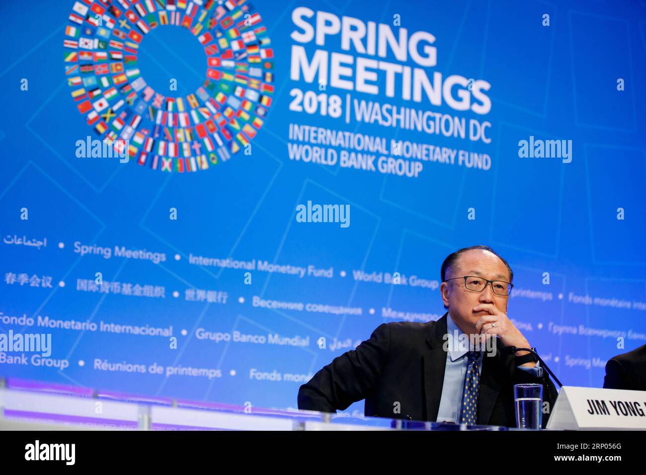 (180419) -- WASHINGTON, le 19 avril 2018 -- le président de la Banque mondiale, Jim Yong Kim, assiste à une conférence de presse lors des réunions de printemps du Fonds monétaire international et de la Banque mondiale à Washington D.C., aux États-Unis, le 19 avril 2018. Le président de la Banque mondiale, Jim Yong Kim, a déclaré jeudi que le prêteur multilatéral augmenterait progressivement ses prêts aux pays à revenu intermédiaire de la tranche inférieure. ÉTATS-UNIS-WASHINGTON D.C.-FMI-BANQUE MONDIALE-CONFÉRENCE DE PRESSE-JIM YONG KIM TINGXSHEN PUBLICATIONXNOTXINXCHN Banque D'Images