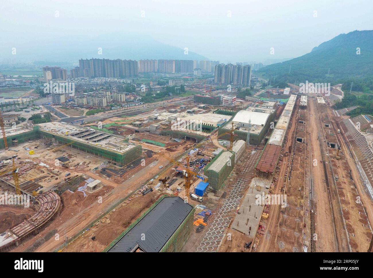 (180421) -- ya AN, 21 avril 2018 -- une photo aérienne prise le 19 avril 2018 montre la gare ferroviaire de ya an en construction dans la ville de ya an, dans la province du Sichuan du sud-ouest de la Chine. Le 20 avril 2013, un tremblement de terre de magnitude 7,0 a frappé ya an, causant différents degrés de dommages aux bâtiments, à la circulation routière et à d'autres infrastructures dans cette région. Après cinq ans de reconstruction active, un nouveau ya an sort des ruines du tremblement de terre et prend maintenant un nouveau look. (SXK) CHINA-SICHUAN-YA AN-NEW LOOK AFTER TREMBLEMENT DE TERRE (CN) LIUXKUN PUBLICATIONXNOTXINXCHN Banque D'Images