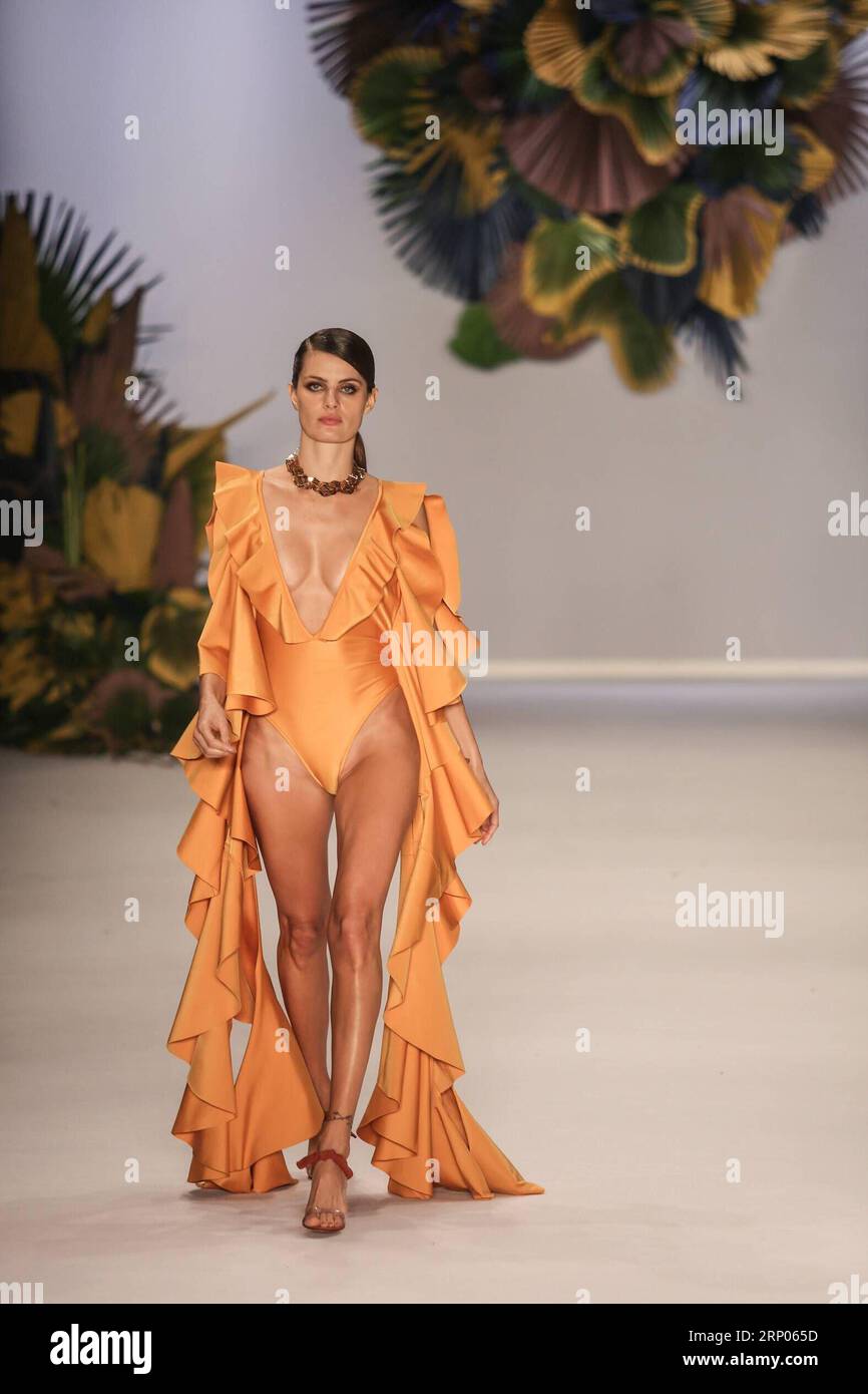 (180422) -- SAO PAULO, 22 avril 2018 -- la mannequin brésilienne Isabeli Fontana présente une création de la marque Agua de Coco lors de la 45e édition de la Fashion week de Sao Paulo, à Sao Paulo, Brésil, le 21 avril 2018.) (cr) (vf) (yk) BRÉSIL-SAO PAULO-FASHION WEEK RahelxPatrasso PUBLICATIONxNOTxINxCHN Banque D'Images