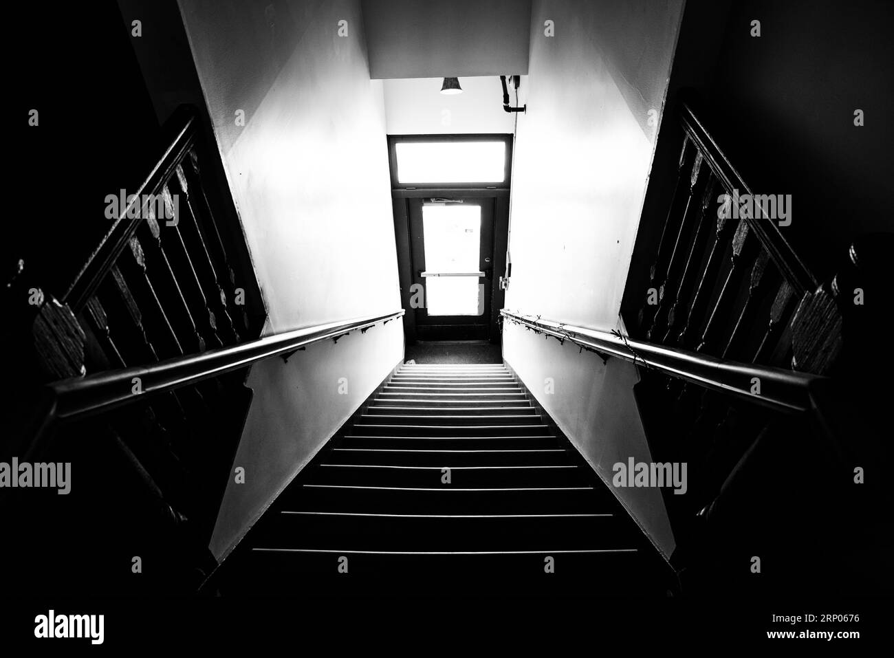 Étrange photo en noir et blanc d'un escalier intérieur. Banque D'Images