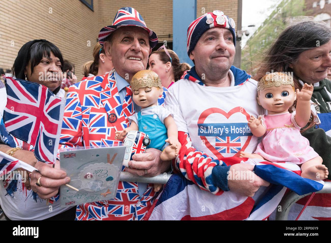 Bilder des Tages (180423) -- LONDRES, le 23 avril 2018 -- des sympathisants de la famille royale britannique attendent devant l'aile Lindo de l'hôpital St Mary où Catherine, duchesse de Cambridge attend un troisième enfant à Londres, en Grande-Bretagne, le 23 avril 2018.) (hy) GRANDE-BRETAGNE-LONDRES-PRÉPARATIONS-ROYAL BABY RayxTang PUBLICATIONxNOTxINxCHN Banque D'Images