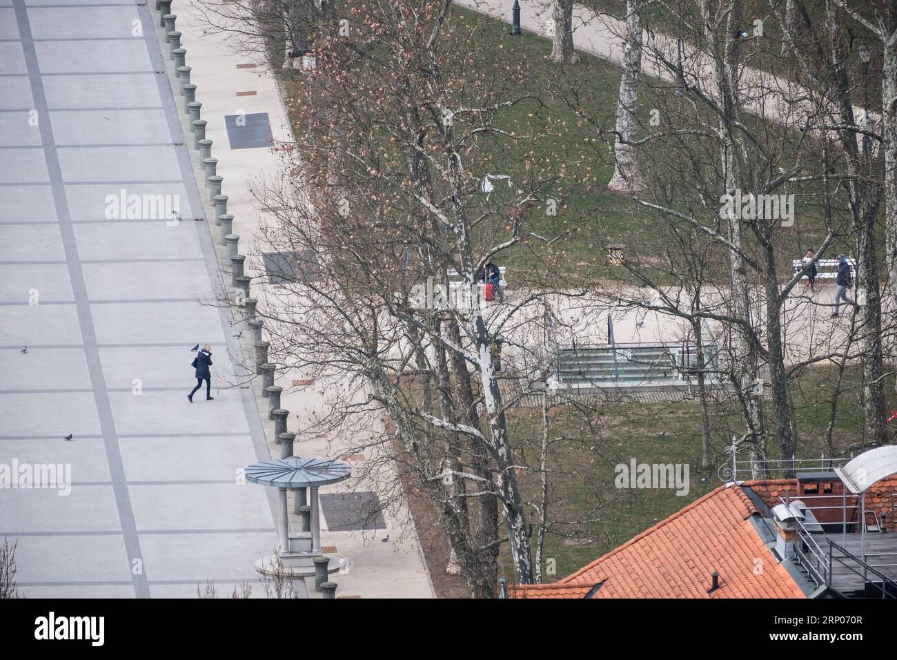 Les gens marchent dans les rues et les parcs de Ljubljana, capitale de la Slovénie. Banque D'Images