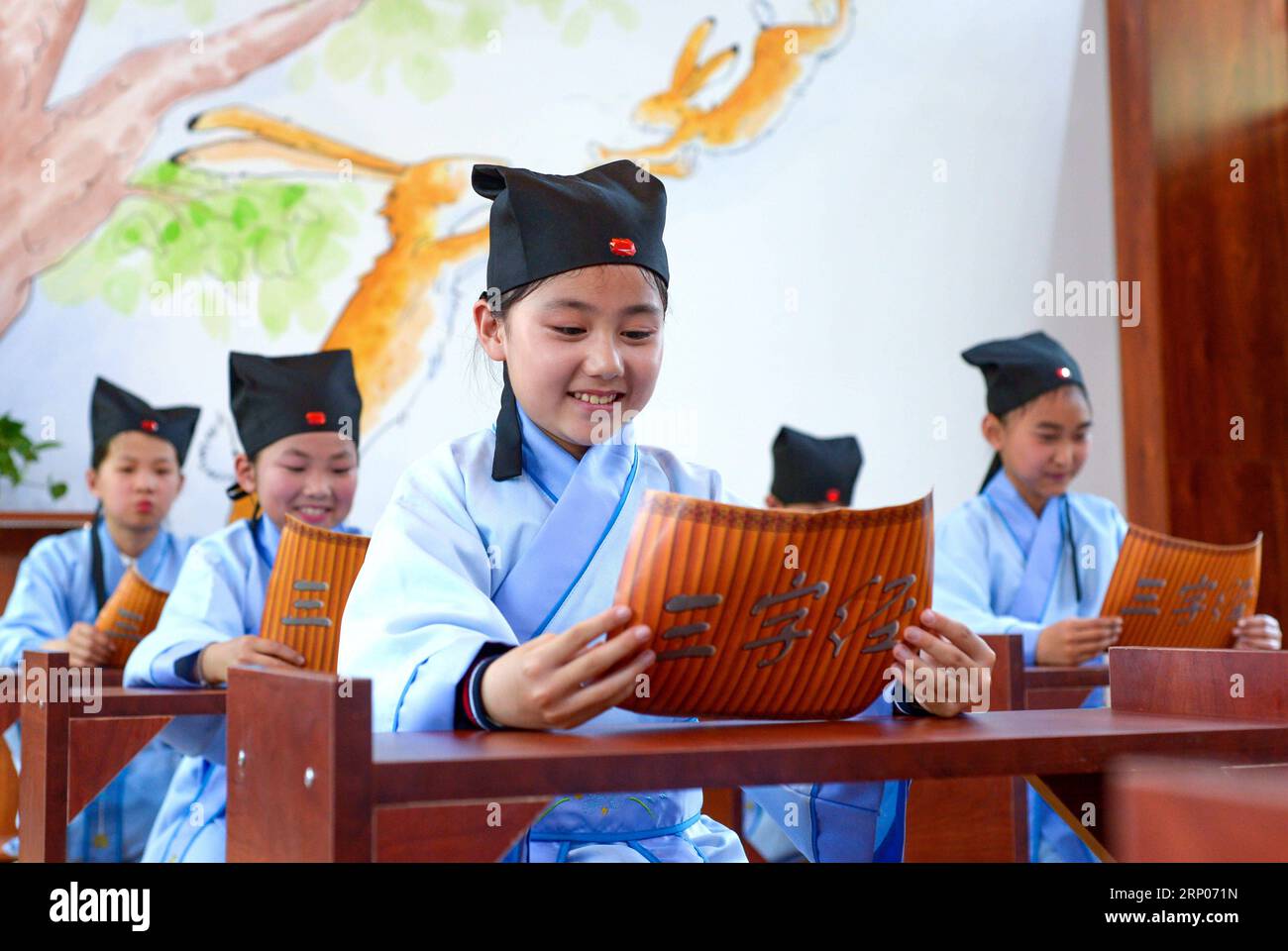 (180423) -- HANDAN, 23 avril 2018 -- des élèves récitent San ZI Jing lors d'une activité de lecture à l'école primaire expérimentale de Yangguang dans le district de Hanshan dans la ville de Handan, province du Hebei, dans le nord de la Chine, le 23 avril 2018. Le 23 avril marque la Journée mondiale du livre, qui a été promue par l'UNESCO comme une célébration mondiale de la lecture depuis 1995. (Yxb) CHINA-WORLD BOOK DAY-CELEBRATIONS (CN) WangxXiao PUBLICATIONxNOTxINxCHN Banque D'Images