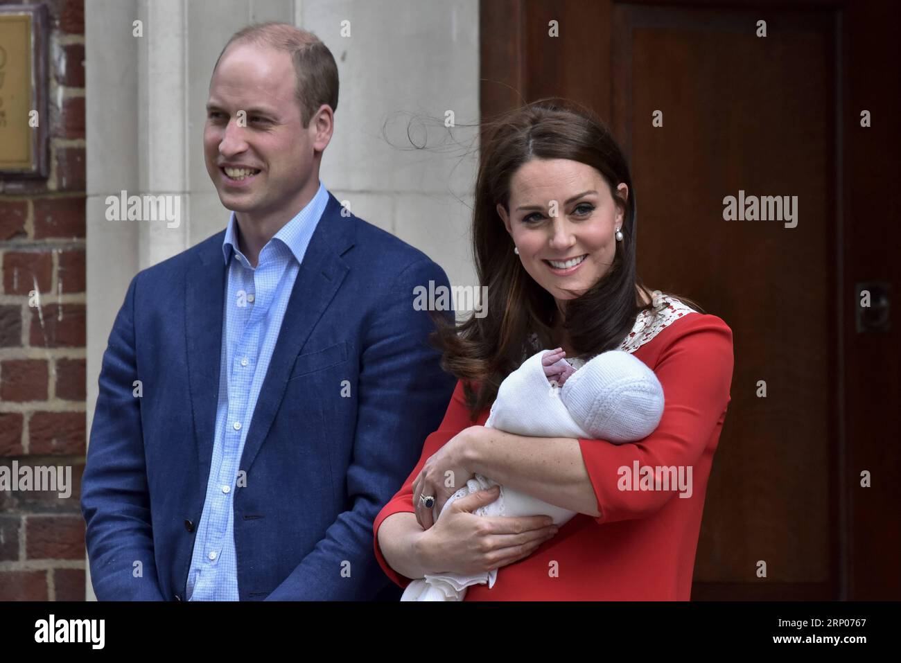 (180423) -- LONDRES, 23 avril 2018 -- le prince William (L), duc de Cambridge, et son épouse Catherine, duchesse de Cambridge, présentent leur fils nouveau-né à l'extérieur de St. Mary s Hospital à Londres, Grande-Bretagne, le 23 avril 2018. Catherine a donné naissance lundi à un garçon, son troisième enfant, qui est le cinquième dans la lignée du trône britannique. BRITAIN-LONDRES-ROYAL BÉBÉ StephenxChung PUBLICATIONxNOTxINxCHN Banque D'Images