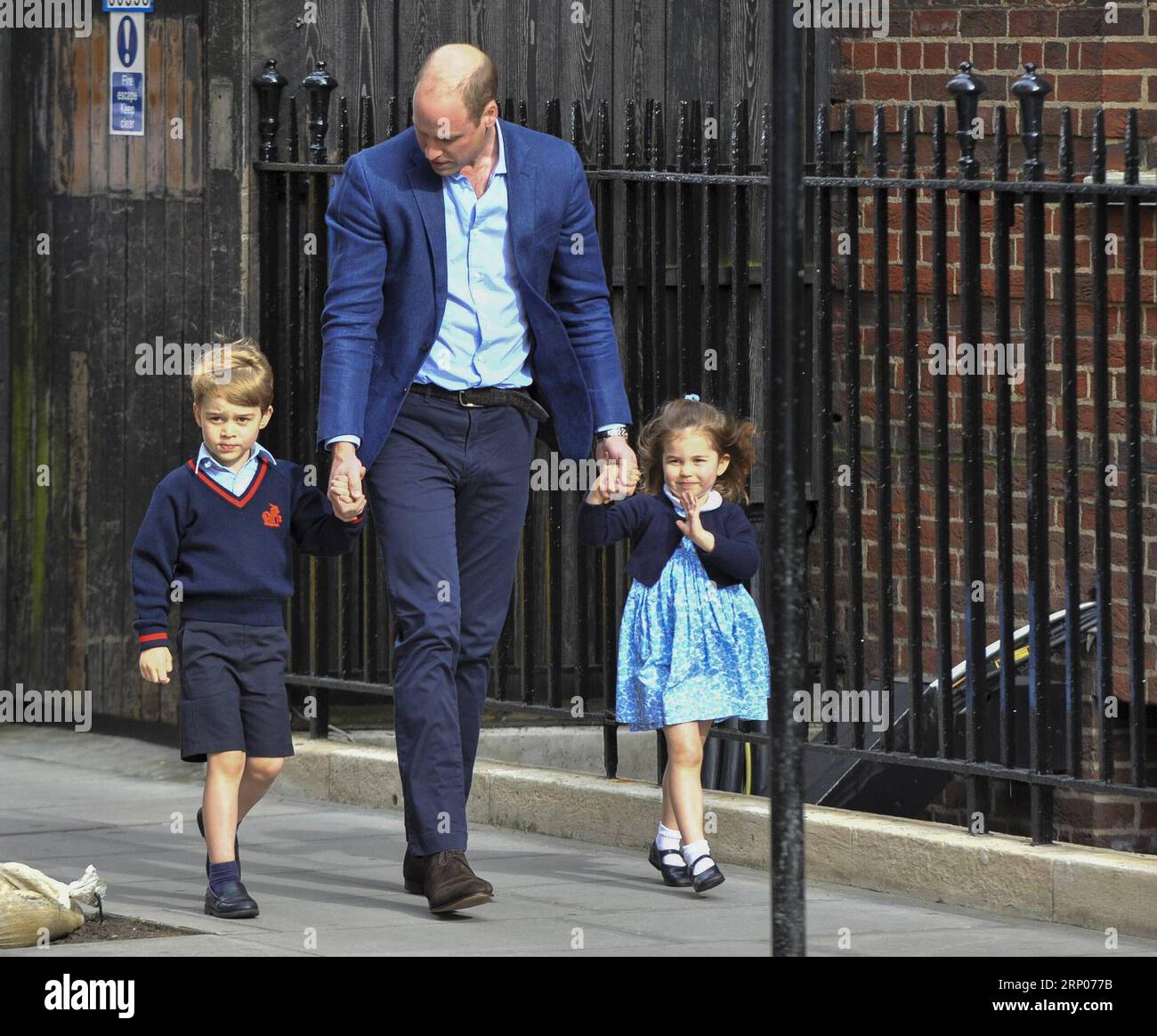 (180424) -- LONDRES, 24 avril 2018 -- le Prince William (C), Duc de Cambridge arrive avec le Prince George (L) et la Princesse Charlotte pour rendre visite à Catherine, Duchesse de Cambridge, qui a donné naissance à un petit garçon à l hôpital St Mary de Londres, Grande-Bretagne, le 23 avril 2018. La princesse Kate a donné naissance lundi à un garçon, son troisième enfant, qui est le cinquième dans la lignée du trône britannique. BRITAIN-LONDRES-ROYAL BÉBÉ StephenxChung PUBLICATIONxNOTxINxCHN Banque D'Images