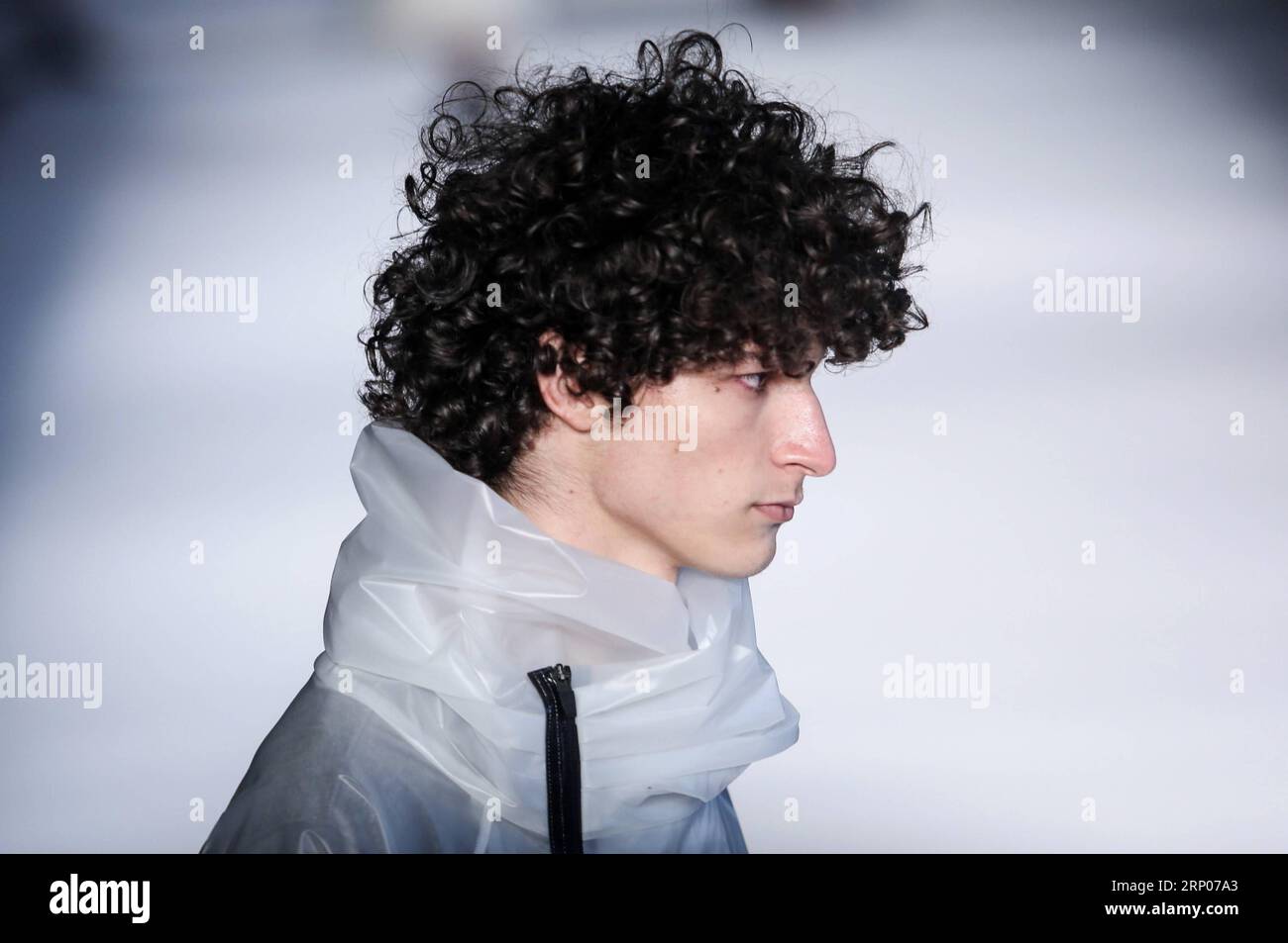 (180424) -- SAO PAULO, 24 avril 2018 -- Un mannequin présente une création d'Osklen à la semaine de la mode de Sao Paulo à Sao Paulo, Brésil, le 23 avril 2018.) (Da) (ce) (zxj) BRÉSIL-SAO PAULO-FASHION WEEK RahelxPatrasso PUBLICATIONxNOTxINxCHN Banque D'Images
