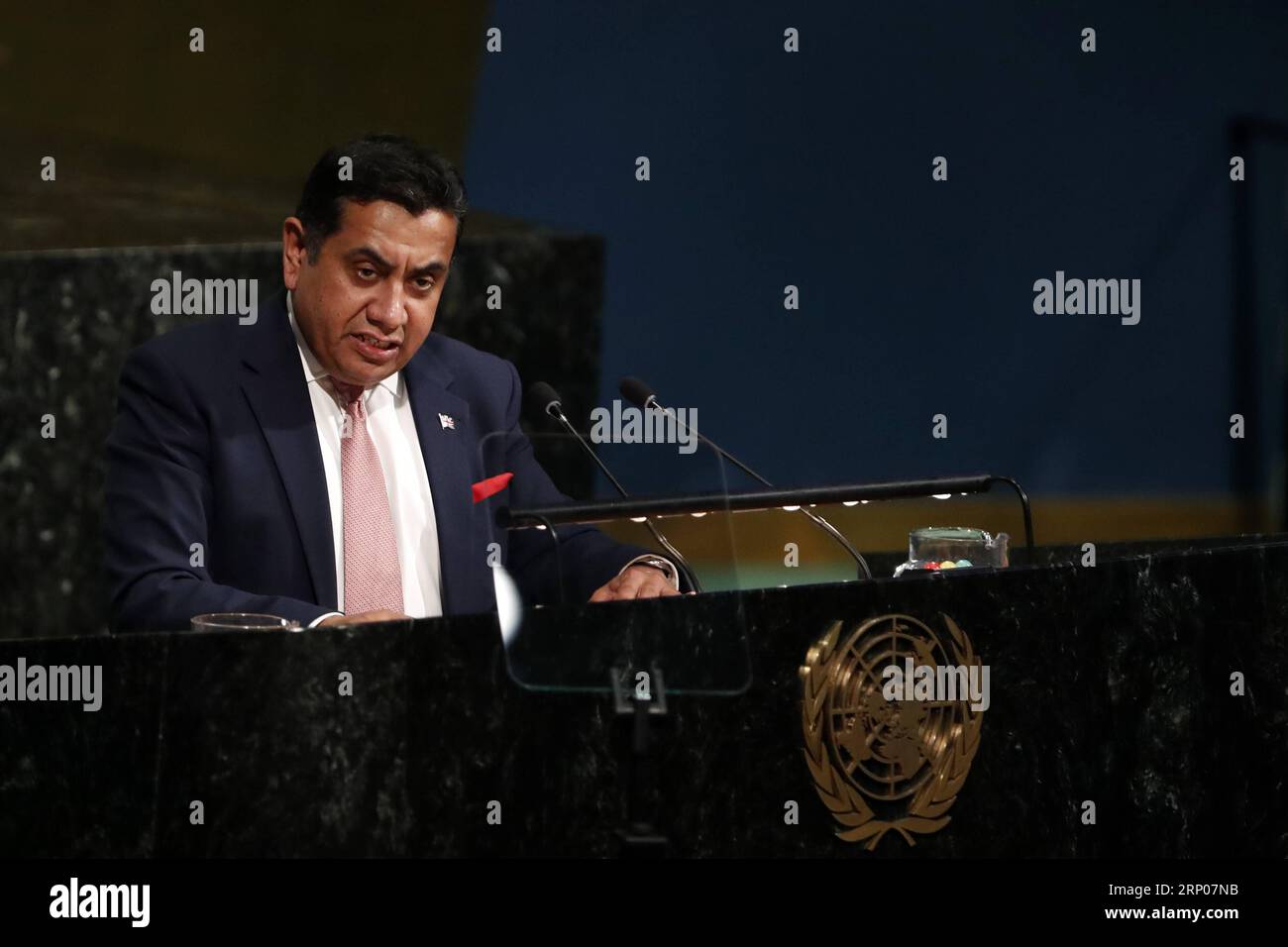 (180424) -- NATIONS UNIES, le 24 avril 2018 -- Lord Tariq Ahmad de Wimbledon, ministre d'État au Commonwealth et aux Nations Unies du Royaume-Uni, prononce une allocution à la Réunion de haut niveau sur la consolidation de la paix et le maintien de la paix au siège des Nations Unies à New York, le 24 avril 2018. La Réunion de haut niveau de l Assemblée générale des Nations Unies sur la consolidation de la paix et le maintien de la paix a débuté ici mardi et se poursuivra jusqu à mercredi. ) RÉUNION DE HAUT NIVEAU ONU-ASSEMBLÉE GÉNÉRALE-CONSOLIDATION DE LA PAIX ET MAINTIEN DE LA PAIX LIXMUZI PUBLICATIONXNOTXINXCHN Banque D'Images