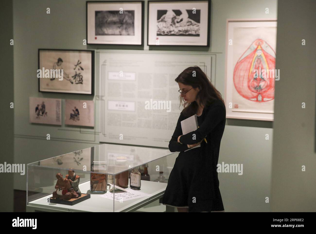(180425) -- NEW YORK, 25 avril 2018 -- Un visiteur regarde des expositions pendant l'avant-première de Chinese Medicine in America: idées, personnes et pratiques convergentes et sur les étagères de Kam Wah Chung & Co. au Museum of Chinese in America à New York, aux États-Unis, le 25 avril 2018. Le Museum of Chinese in America (MOCA) de New York a dévoilé mercredi deux expositions révolutionnaires sur la médecine traditionnelle chinoise (MTC) et les pratiques en Amérique à travers des artefacts médicaux historiques et de l'art contemporain Médecine chinoise en Amérique : idées, personnes et pratiques convergentes et sur les étagères Banque D'Images