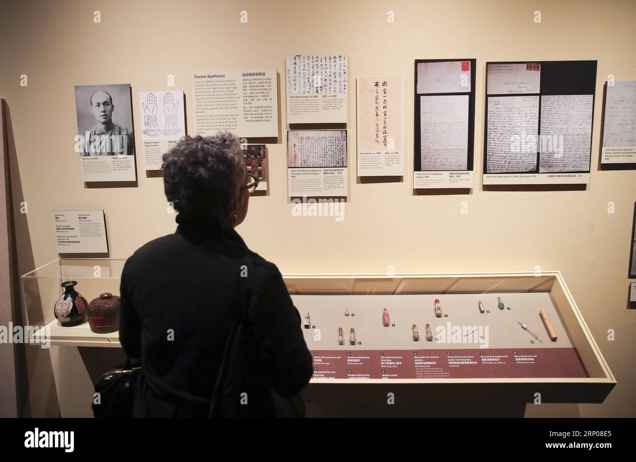 (180425) -- NEW YORK, 25 avril 2018 -- Un journaliste regarde des expositions lors de l'avant-première de Chinese Medicine in America: idées, personnes et pratiques convergentes et sur les étagères de Kam Wah Chung & Co. au Museum of Chinese in America à New York, aux États-Unis, le 25 avril 2018. Le Museum of Chinese in America (MOCA) de New York a dévoilé mercredi deux expositions révolutionnaires sur la médecine traditionnelle chinoise (MTC) et les pratiques en Amérique à travers des artefacts médicaux historiques et de l'art contemporain Médecine chinoise en Amérique : idées, personnes et pratiques convergentes et sur le Shel Banque D'Images