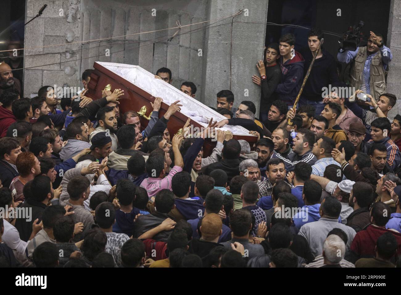 (180426) -- GAZA, 26 avril 2018 -- les personnes en deuil portent un cercueil contenant le corps du scientifique palestinien Fadi al-Batsh lors de ses funérailles dans le Nord de la bande de Gaza, le 26 avril 2018. De hauts dirigeants du mouvement islamique Hamas, des proches et des membres de leur famille enterrés jeudi, le scientifique du Hamas Fadi al-Batsh, qui a été tué à Kuala Lumpur Malaisie le 21 avril, dans un cimetière du nord de la bande de Gaza. () MIDEAST-GAZA-HAMAS-SCIENTIFIQUE-FUNÉRAIRE WissamxNassar PUBLICATIONxNOTxINxCHN Banque D'Images
