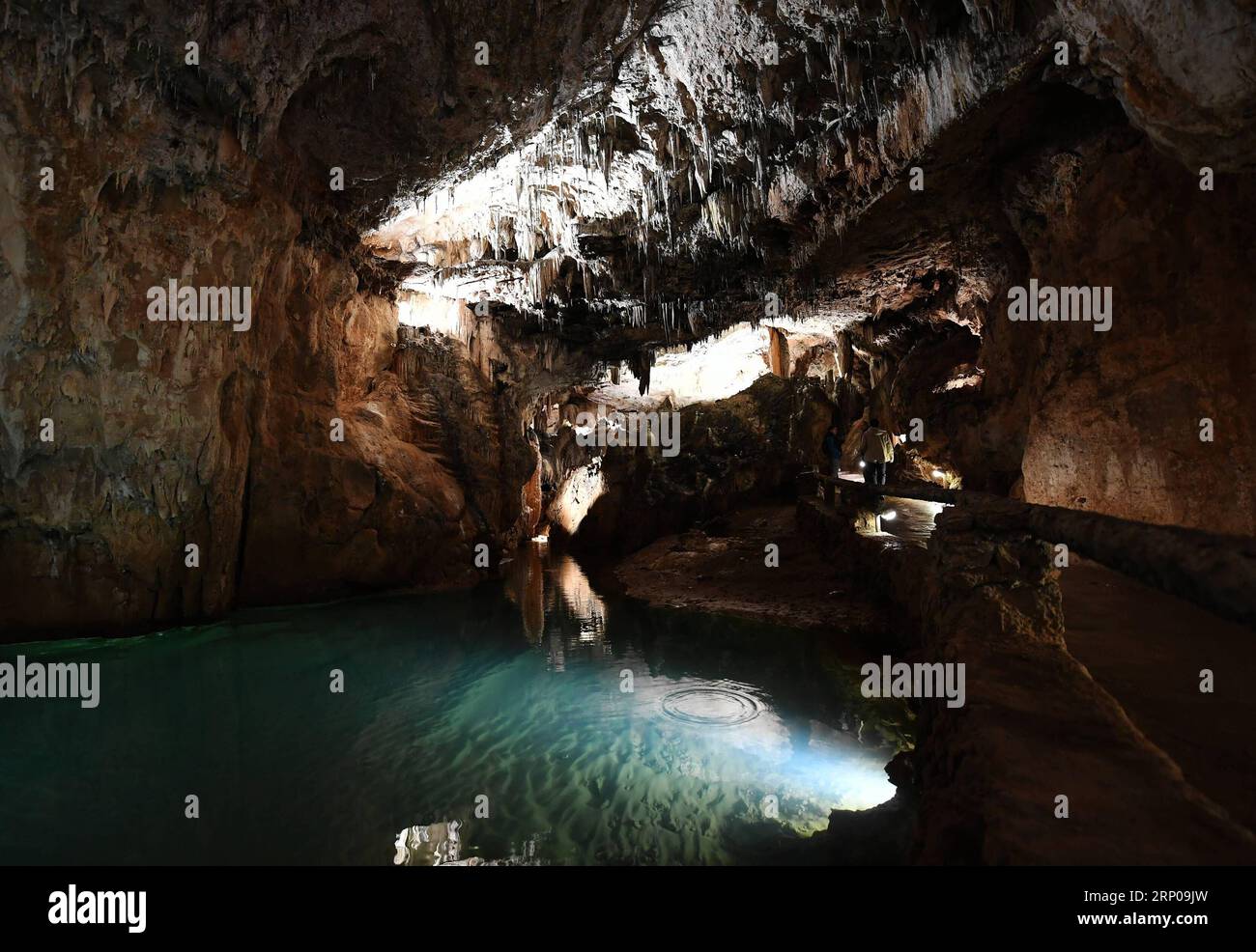 (180428) -- MADRID, le 28 avril 2018 -- les gens visitent la grotte de Valporquero à Léon, en Espagne, le 27 avril 2018. Valporquero est une grotte formée par une rivière souterraine.) (YY) ESPAGNE-LEON-VALPORQUERO GROTTE GuoxQiuda PUBLICATIONxNOTxINxCHN Banque D'Images