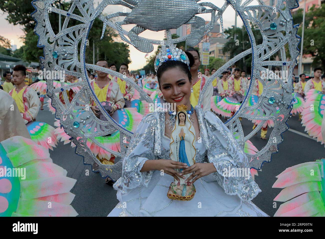 (180428) -- MANILLE, le 28 avril 2018 -- des danseurs se produisent lors de la fête annuelle Aliwan à Manille, aux Philippines, le 28 avril 2018. L'Aliwan Fiesta est le concours annuel du festival de danse d'été, mettant en vedette l'art de la scène folklorique et ethnique de tout le pays. (srb) PHILIPPINES-MANILA-ALIWAN FIESTA ROUELLExUMALI PUBLICATIONxNOTxINxCHN Banque D'Images