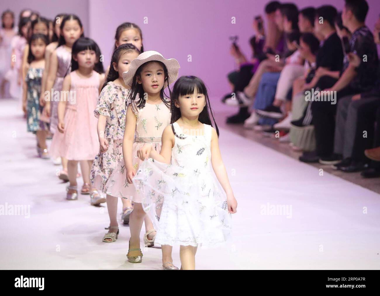(180429) -- SHANGHAI, le 29 avril 2018 -- des mannequins pour enfants montrent les créations de Starry Wish lors d'un défilé de mode tenu à Shanghai, dans l'est de la Chine, le 29 avril 2018.) (Zyd) CHINA-SHANGHAI-FASHION SHOW (CN) ChenxFei PUBLICATIONxNOTxINxCHN Banque D'Images