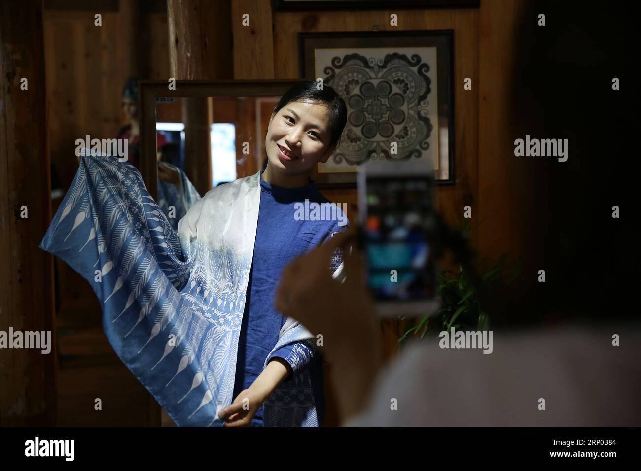 (180503) -- DANZHAI, 3 mai 2018 -- Zhang Yiping fait la promotion des produits batik par le biais de la diffusion sur réseau mobile dans le comté de Danzhai, dans la province du Guizhou, au sud-ouest de la Chine, le 2 mai 2018. Obsédée par la culture batik depuis un enfant, Zhang Yiping, une jeune femme née en 1993, a démarré sa propre entreprise de créations batik dans sa ville natale de Danzhai en 2014. Grâce à plusieurs années de développement, Zhang a mis en place son magasin de batik et aussi une base de production artisanale où plus de 100 femmes locales ont été employées. (Sxk) (zt) CHINA-GUIZHOU-DANZHAI-ENTREPRENEUR STORY (CN) HuangxXiaohai PUBLICATIONxNOTxINxCHN Banque D'Images