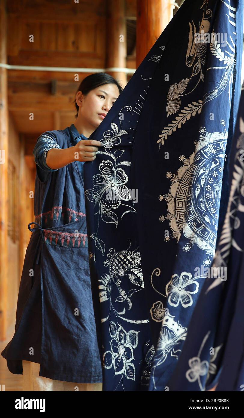 (180503) -- DANZHAI, 3 mai 2018 -- Zhang Yiping vérifie la qualité de la production de batik dans le comté de Danzhai, dans la province du Guizhou du sud-ouest de la Chine, le 2 mai 2018. Obsédée par la culture batik depuis un enfant, Zhang Yiping, une jeune femme née en 1993, a démarré sa propre entreprise de créations batik dans sa ville natale de Danzhai en 2014. Grâce à plusieurs années de développement, Zhang a mis en place son magasin de batik et aussi une base de production artisanale où plus de 100 femmes locales ont été employées. (Sxk) (zt) CHINA-GUIZHOU-DANZHAI-ENTREPRENEUR STORY (CN) HuangxXiaohai PUBLICATIONxNOTxINxCHN Banque D'Images