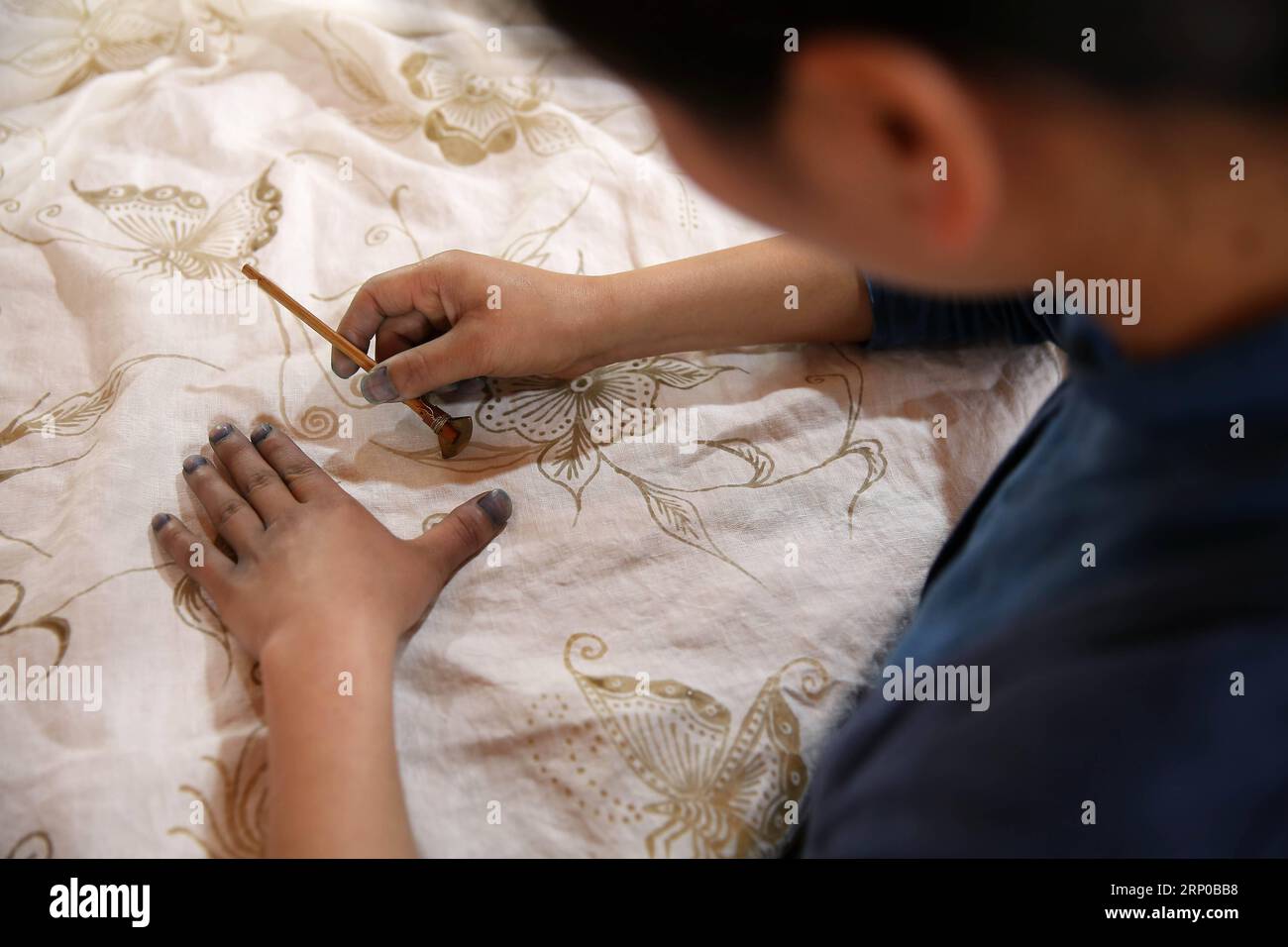 (180503) -- DANZHAI, 3 mai 2018 -- Zhang Yiping dessine un motif batik dans le comté de Danzhai, dans la province du Guizhou du sud-ouest de la Chine, le 2 mai 2018. Obsédée par la culture batik depuis un enfant, Zhang Yiping, une jeune femme née en 1993, a démarré sa propre entreprise de créations batik dans sa ville natale de Danzhai en 2014. Grâce à plusieurs années de développement, Zhang a mis en place son magasin de batik et aussi une base de production artisanale où plus de 100 femmes locales ont été employées. (Sxk) (zt) CHINA-GUIZHOU-DANZHAI-ENTREPRENEUR STORY (CN) HuangxXiaohai PUBLICATIONxNOTxINxCHN Banque D'Images