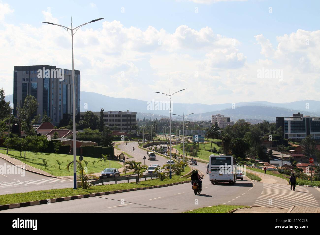 (180504) -- KIGALI, 4 mai 2018 -- une photo prise le 27 avril 2018 montre une route principale à Kigali, capitale du Rwanda. Vingt-quatre ans après le génocide rwandais qui a tué plus de 1 millions de personnes, le Rwanda est passé d'une nation dévastée à ce qui est considéré comme un modèle et un miracle de développement. La photo va avec l'article intitulé News Analysis : Qu'est-ce qui fait sortir le Rwanda du génocide? RWANDA-KIGALI-POST-GÉNOCIDE-DEVELOPPEMENT LyuxTianran PUBLICATIONxNOTxINxCHN Banque D'Images