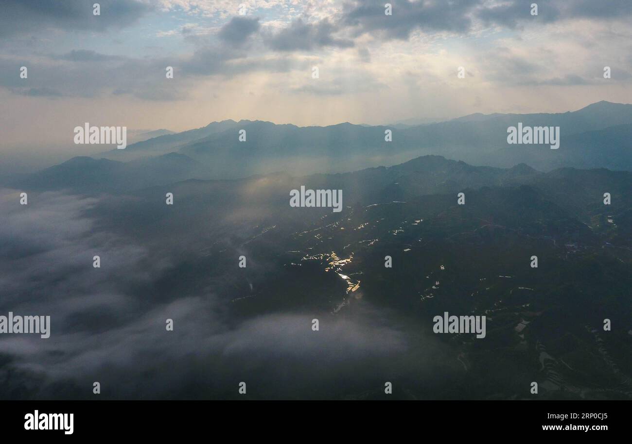 (180506) -- PÉKIN, 6 mai 2018 -- une photo aérienne prise le 30 avril 2018 montre des champs en terrasses dans la municipalité de Gandong, comté autonome de Rongshui Miao, région autonome de Guangxi Zhuang, sud de la Chine. XINHUA PHOTO CHOIX HEBDOMADAIRES (CN) HuangxXiaobang PUBLICATIONxNOTxINxCHN Banque D'Images