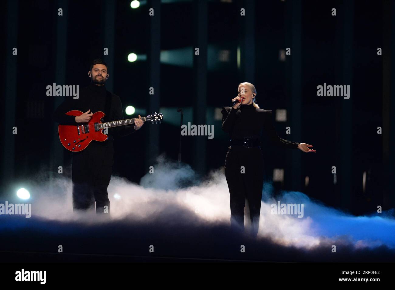 (180512) -- LISBONNE, 12 mai 2018 -- le duo français Madame Monsieur se produit lors de la répétition générale de la Grande finale du Concours Eurovision de la chanson 2018 à la salle Alice Arena de Lisbonne, Portugal, le 11 mai 2018.) (dtf) PORTUFAL-LISBONNE-EUROVISION CONCOURS-RÉPÉTITION ZhangxLiyun PUBLICATIONxNOTxINxCHN Banque D'Images