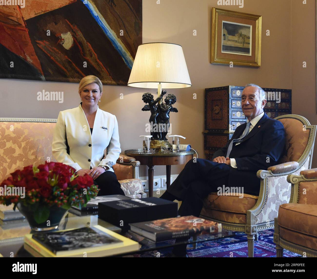(180512) -- LISBONNE, le 12 mai 2018 -- le président Protuguese Marcelo Rebelo de Sousa (droite) rencontre la présidente croate Kolinda Grabar-Kitarovic à Lisbonne le 11 mai 2018. Kolinda Grabar-Kitarovic a entamé vendredi une visite d'État de deux jours au Portugal. ) (dtf) PORTUGAL-LISBONNE-PRÉSIDENT CROATE-VISITE ZhangxLiyun PUBLICATIONxNOTxINxCHN Banque D'Images