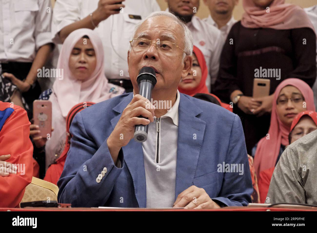 (180512) -- KUALA LUMPUR, le 12 mai 2018 -- l'ancien Premier ministre malaisien Najib Razak assiste à une conférence de presse à Kuala Lumpur, Malaisie, le 12 mai 2018. Najib Razak a déclaré samedi qu'il démissionnait de ses fonctions de chef de son Organisation nationale unie des Malais (UMNO) et de la coalition Barisan Nasional (BN) suite à la défaite aux élections législatives. L'annonce a été mise en avant par la décision du nouveau gouvernement d'interdire à Najib et à sa femme de quitter le pays en attendant l'enquête sur des allégations de corruption. (SRB) MALAISIE-KUALA LUMPUR-NAJIB-CHEF DU PARTI DÉMISSIONNAIRE STRINGER BLI Banque D'Images