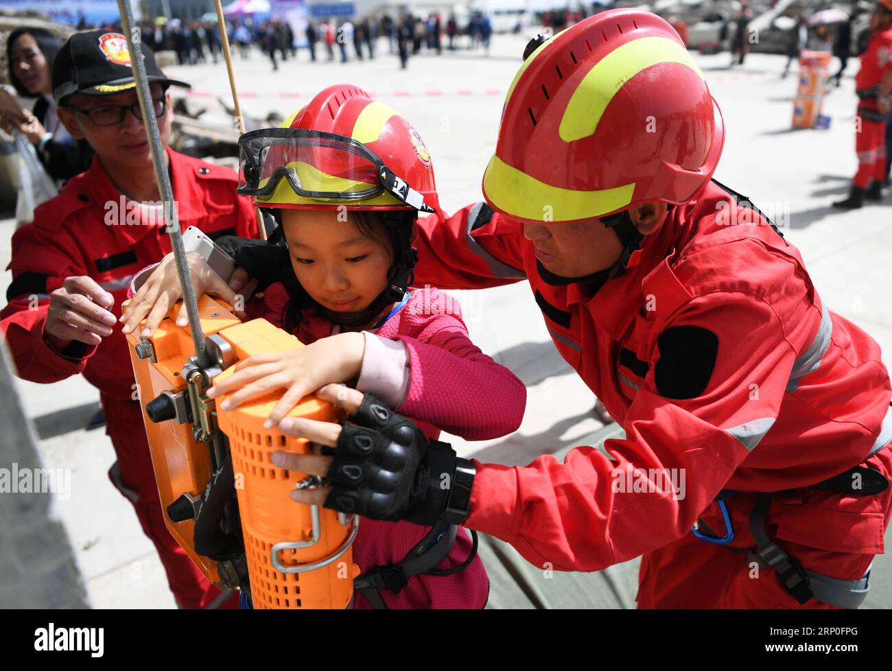 (180512) -- LANZHOU, le 12 mai 2018 -- Un enfant expérimente et apprend à s'évader lors d'une journée portes ouvertes dans un centre national de formation pour la recherche et le sauvetage terrestres, à Lanzhou, dans la province du Gansu, dans le nord-ouest de la Chine, le 12 mai 2018. Samedi a marqué la journée nationale de la Chine pour la prévention des catastrophes et les secours, qui commémore le tremblement de terre de Wenchuan en 2008 qui a fait plus de 80 000 morts ou disparus. (Lb) CHINA-GANSU-LANZHOU-DISASTER PREVENTION-OPEN DAY (CN) ChenxBin PUBLICATIONxNOTxINxCHN Banque D'Images