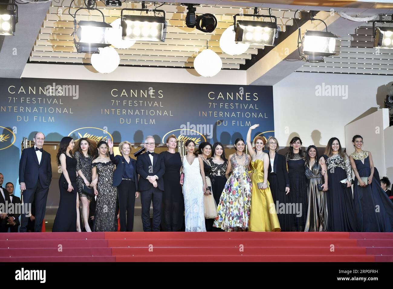 (180512) -- CANNES, le 12 mai 2018 -- la réalisatrice française Eva Husson (6e R), avec d'autres membres du personnel du film Girls of the Sun , pose lors de la première au 71e Festival International du film de Cannes à Cannes, France, le 12 mai 2018. Le 71e Festival International du film de Cannes se tient ici du 8 au 19 mai. ) FRANCE-CANNES-FESTIVAL-FILLES DU SOLEIL-PREMIÈRE CHENXYICHEN PUBLICATIONXNOTXINXCHN Banque D'Images