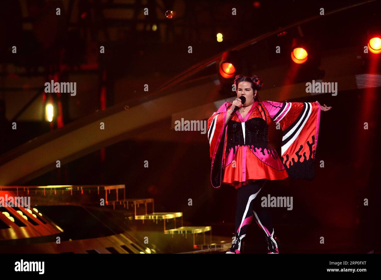 (180513) -- LISBONNE, 13 mai 2018 -- la chanteuse israélienne Netta Barzilai se produit lors de la répétition générale de la Grande finale du Concours Eurovision de la chanson à Lisbonne, Portugal, le 11 mai 2018. Netta Barzilai, avec sa chanson Toy , a remporté la Grande finale du Concours Eurovision de la chanson samedi soir. (zcc) PORTUGAL-LISBONNE-EUROVISION CONCOURS DE LA CHANSON-GAGNANT ZhangxLiyun PUBLICATIONxNOTxINxCHN Banque D'Images