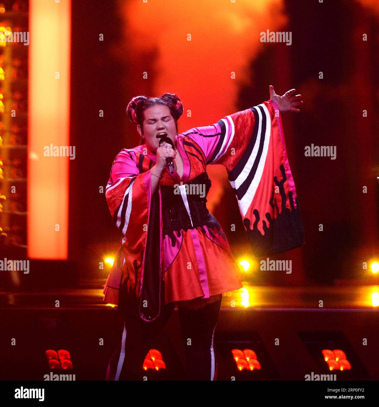 (180513) -- LISBONNE, 13 mai 2018 -- la chanteuse israélienne Netta Barzilai se produit lors de la répétition générale de la Grande finale du Concours Eurovision de la chanson à Lisbonne, Portugal, le 11 mai 2018. Netta Barzilai, avec sa chanson Toy , a remporté la Grande finale du Concours Eurovision de la chanson samedi soir. (zcc) PORTUGAL-LISBONNE-EUROVISION CONCOURS DE LA CHANSON-GAGNANT ZhangxLiyun PUBLICATIONxNOTxINxCHN Banque D'Images