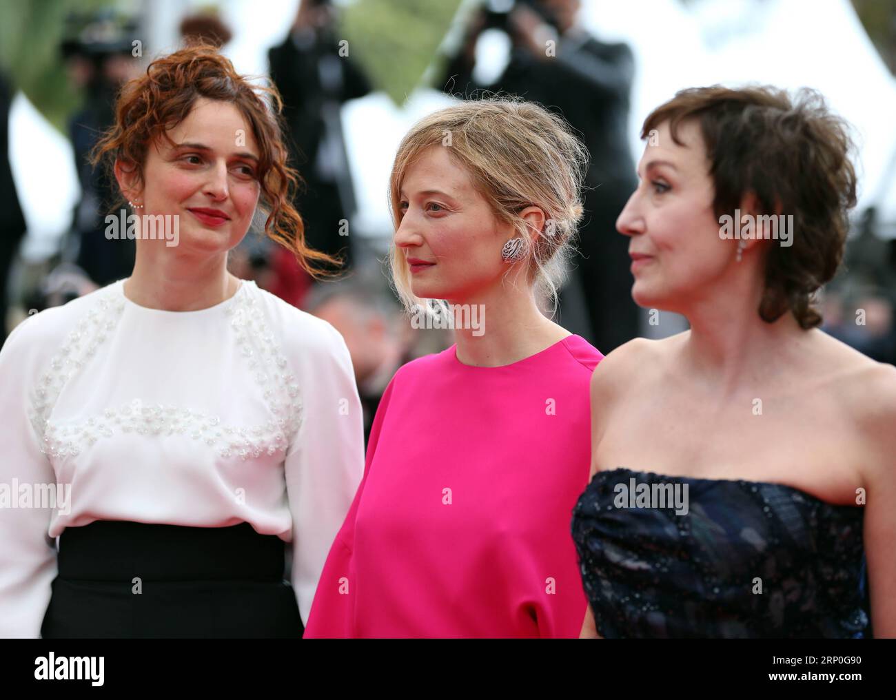 (180514) -- CANNES, le 14 mai 2018 -- la réalisatrice Alice Rohrwacher, l'actrice Alba Rohrwacher et Nicoletta Braschi (de gauche à droite) posent sur le tapis rouge lors de la première du film Happy as Lazzaro (Lazzaro Felice) au 71e Festival International du film de Cannes, France, le 13 mai 2018. Le 71e Festival International du film de Cannes se tient ici du 8 au 19 mai. ) (Zjl) FRANCE-CANNES-FILM FESTIVAL-LAZZARO FELICE-PREMIERE LuoxHuanhuan PUBLICATIONxNOTxINxCHN Banque D'Images