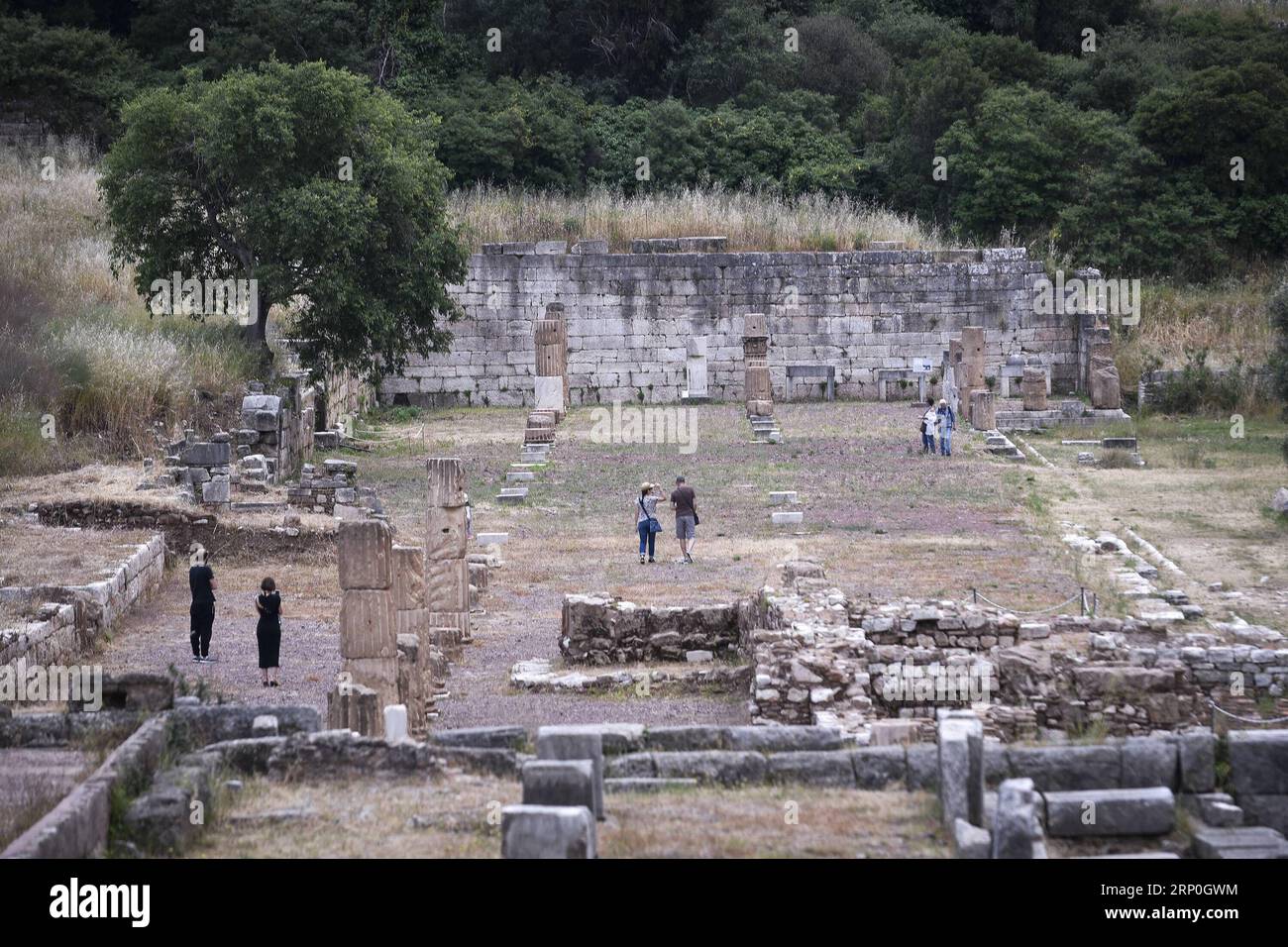 (180514) -- MESSÉNIE (GRÈCE), le 14 mai 2018 -- des touristes visitent le site archéologique de Messéne, préfecture de Messénie, Grèce, le 14 mai 2018. La ville de Messène antique a été fondée par le général thébain Epaminondas en 369 av. J.-C.. Elle est devenue la capitale de l'État libre de Messénien après une longue période d'occupation du territoire messénien par les Spartiates. La ville antique offre un Trésor archéologique vénérable pour les visiteurs.) (hy) GRÈCE-SITE ARCHÉOLOGIQUE-MESSÈNE AntonisxNikolopoulos PUBLICATIONxNOTxINxCHN Banque D'Images