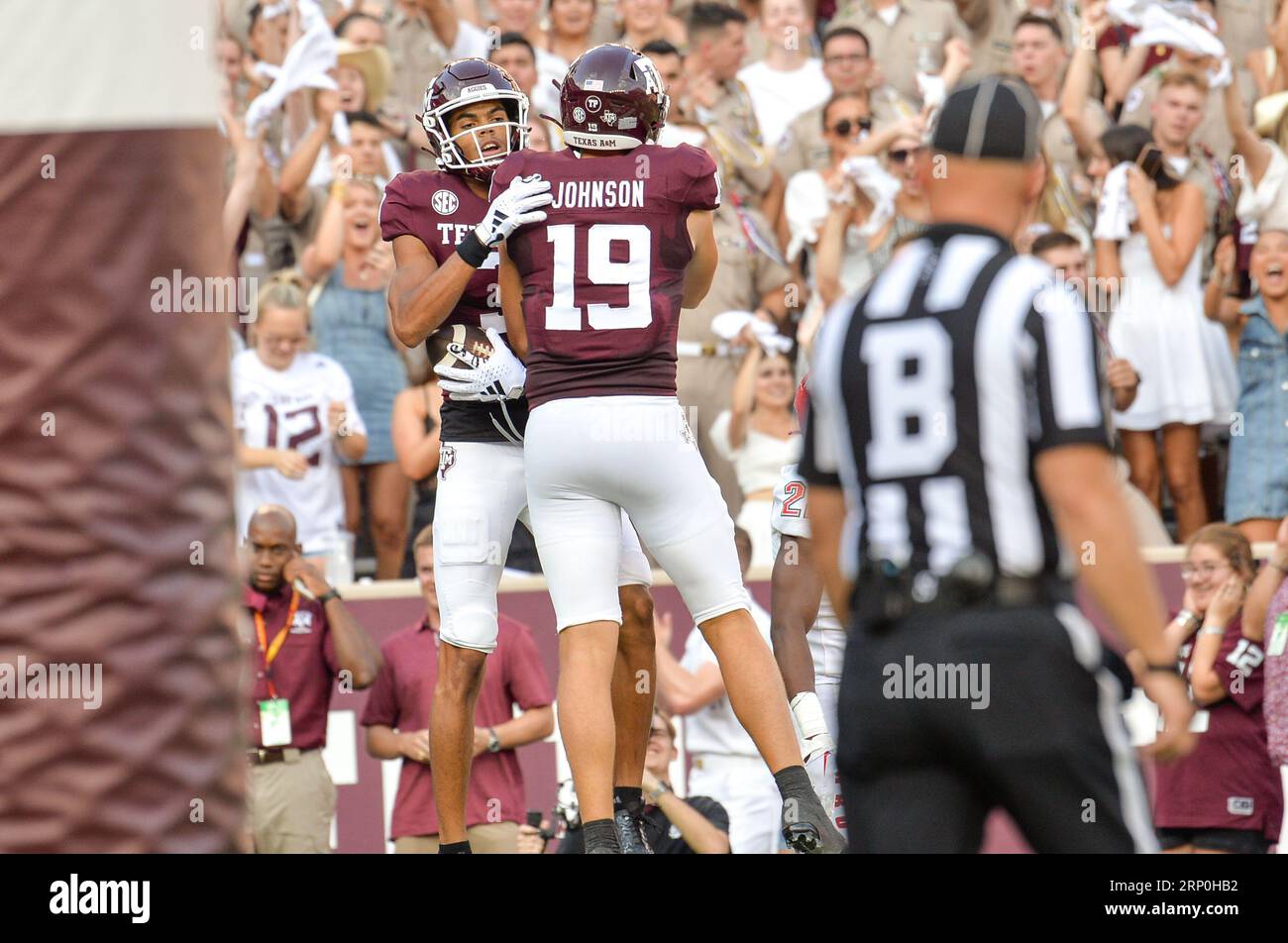 01 septembre 2023 : le Wide Receiver des Texas A&M Aggies Noah Thomas #3 célèbre avec le Tight End des Texas A&M Aggies Jake Johnson #19 après avoir marqué un touchdown lors du match de football de la NCAA de la saison entre l'Université du Nouveau-Mexique Lobos et les Texas A&M University Aggies à Kyle Field, College Station, TX. Aggies gagne sur Lobos, 52-10. Patrick Green/CSM (image de crédit : © Patrick Green/Cal Sport Media) Banque D'Images