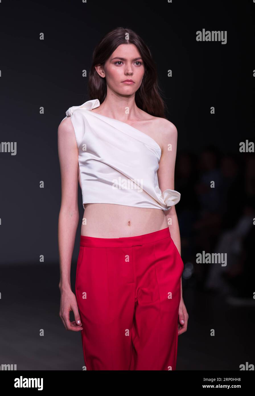 (180515) -- SYDNEY, le 15 mai 2018 -- Un mannequin présente une création de Pereira Fitzgerald lors de la Mercedes-Benz Fashion week Australia à Sydney, Australie, le 15 mai 2018.) (dtf) AUSTRALIA-SYDNEY-FASHION WEEK ZhuxHongye PUBLICATIONxNOTxINxCHN Banque D'Images
